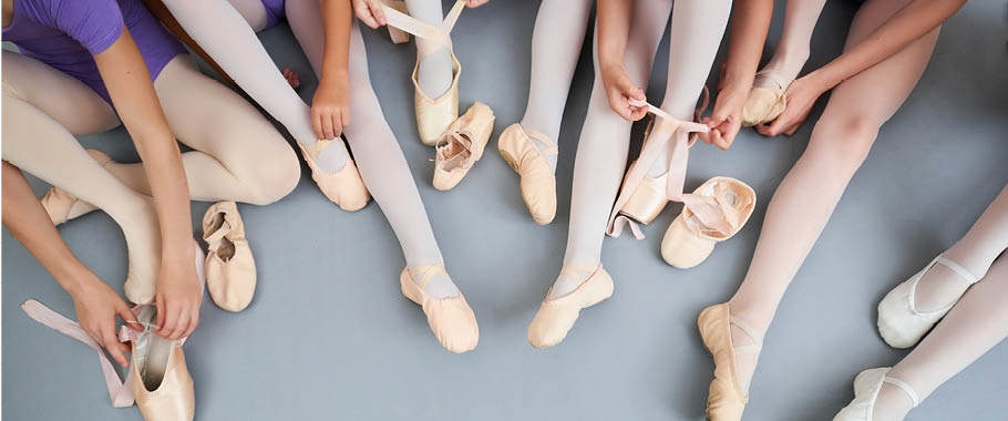 Billede af balletbørns ben