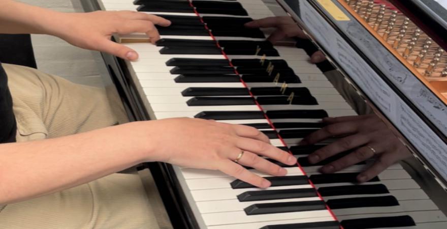 Hænder på klaver