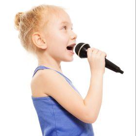 Modelfoto af barn der synger i mikrofon