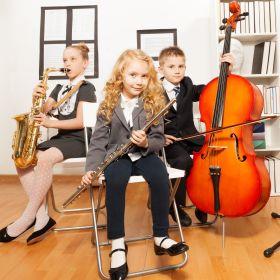 Billede af 3 børn der spiller musik