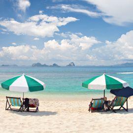 Billede af strand med parasoller
