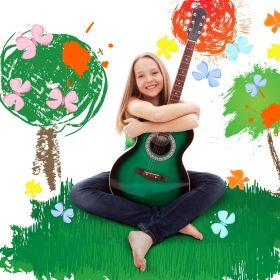 Billede af pige der sidder med guitar