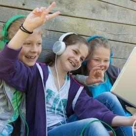 Billede af børn med computer