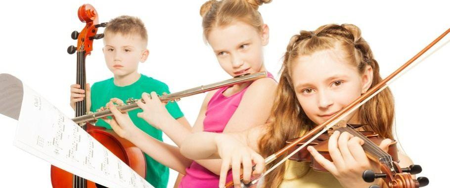 Billede af børn der spiller på instrumenter