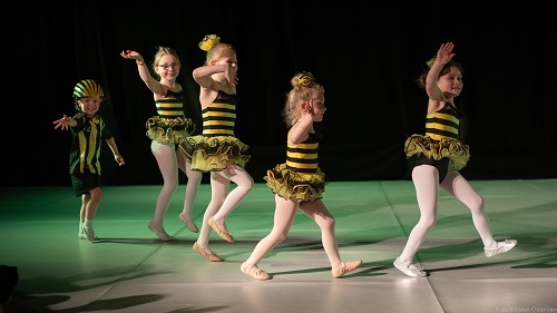 Dekorativt billede - 5 balletbørn i bi-kostume
