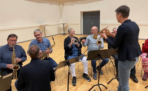 Billede af mennesker som spille på trompet