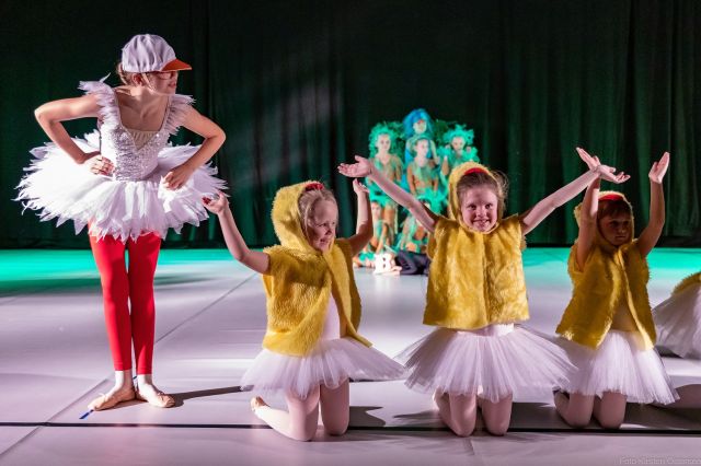 Billede af balletdansere fra forestillingen Peter og Ulven