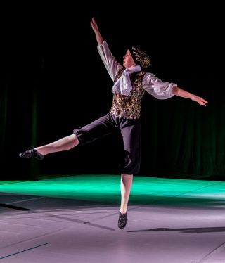 Billede af balletdanser fra forestillingen Peter og Ulven Billede af balletdanser fra forestillingen Peter og Ulven